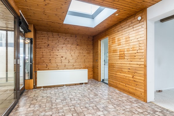 Foto - Te koop: Deels te moderniseren splitlevel drive-in woning (bouwjaar 1963) met 128 m² woonoppervlakte, 3 slaapkamers, tuin en een inpandige garage in Simpelveld